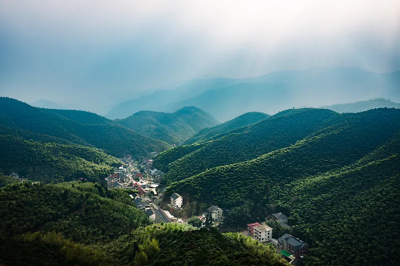 Deqing