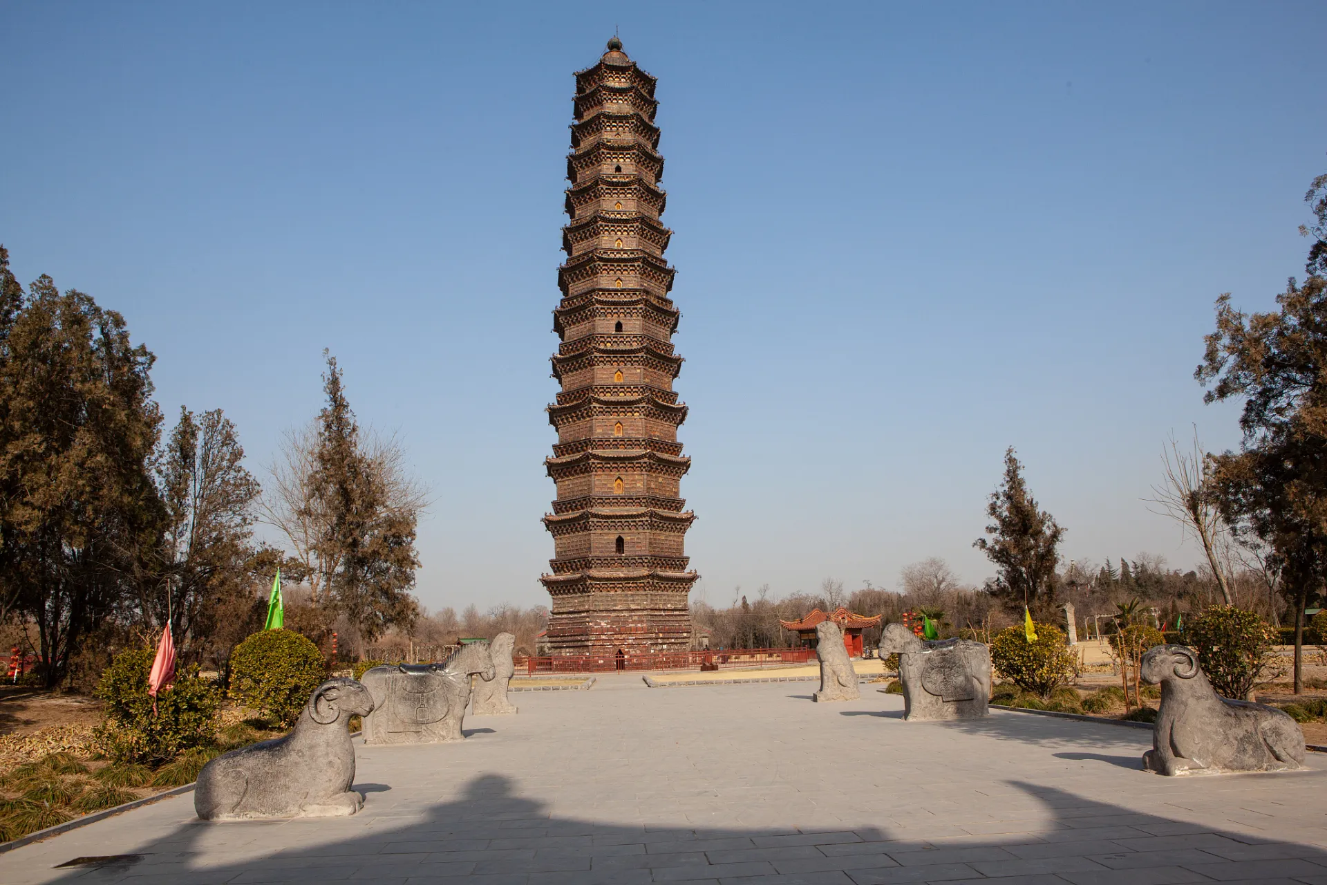 Kaifeng — 2. Iron Pagoda (top things to see)