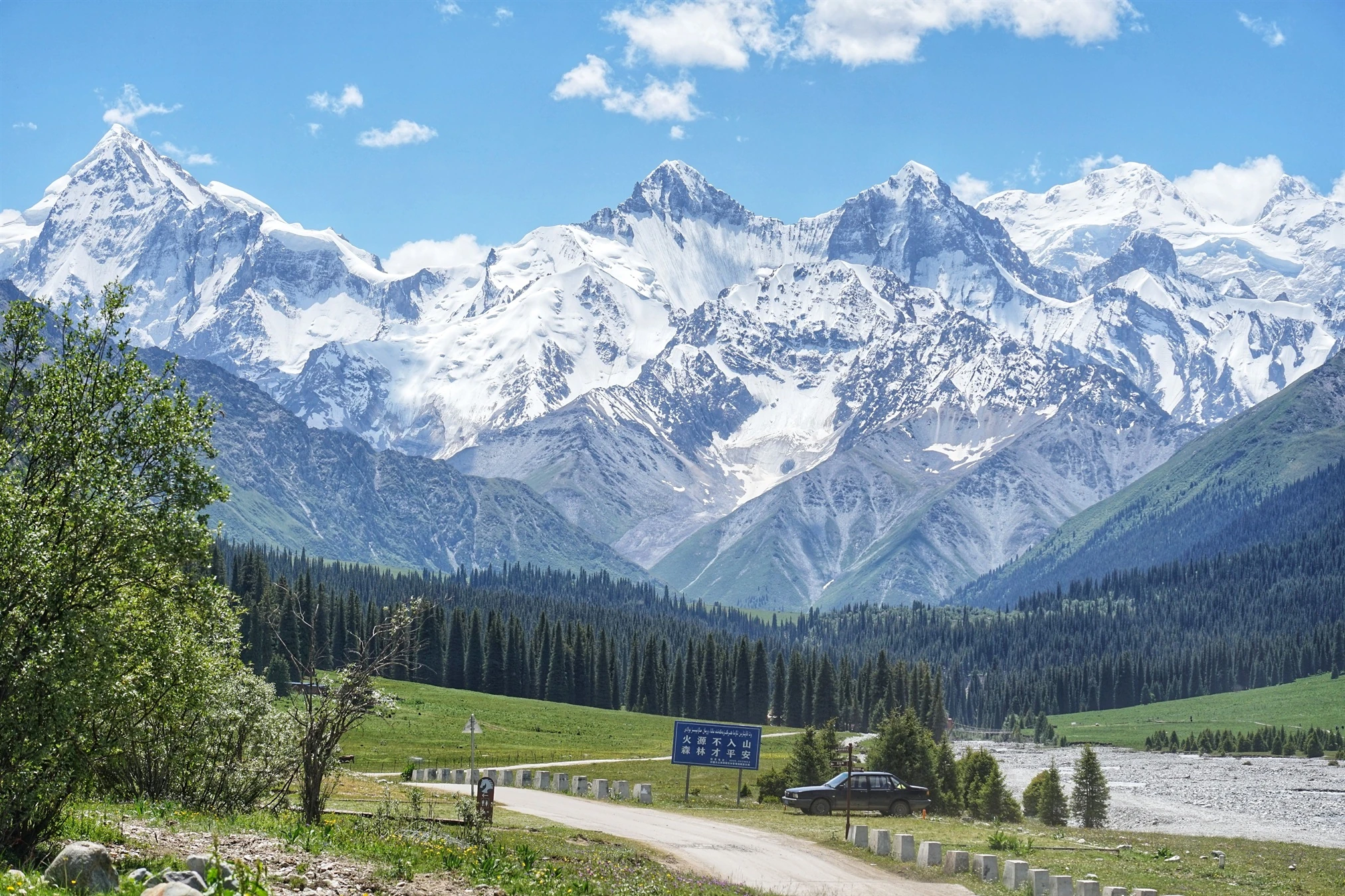 Xinjiang Panorama - Tianshan Mountains — photo 1 of 3 (gallery)